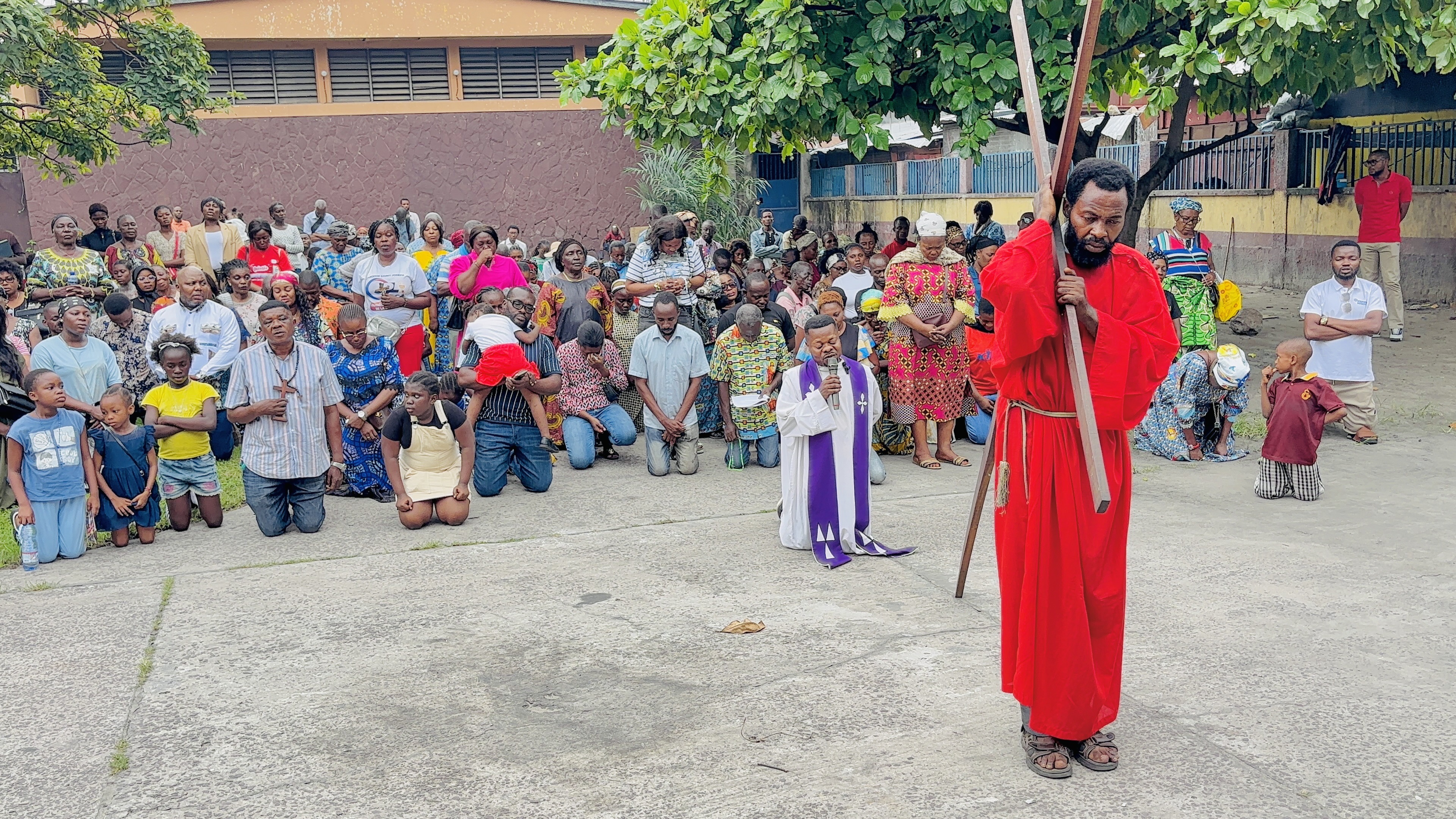 Deuxième Vendredi du temps de carême : Chemin de croix dans l’enceinte de la paroisse.